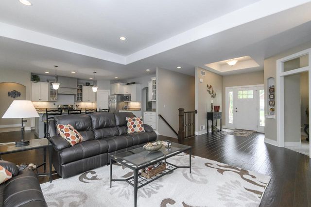 W175N5262 Highridge DRIVE, Menomonee Falls, WI 53051