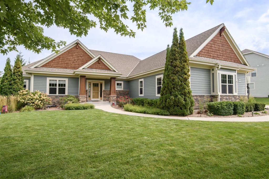W175N5262 Highridge DRIVE, Menomonee Falls, WI 53051