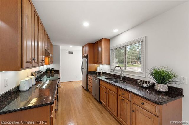 2985 Summervale Lane, Bloomfield Hills, MI 48301