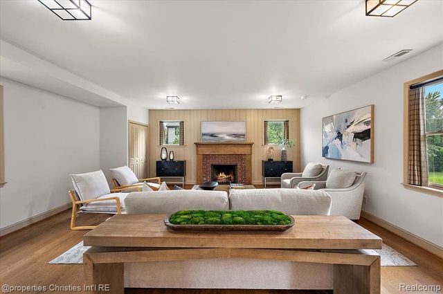 2985 Summervale Lane, Bloomfield Hills, MI 48301