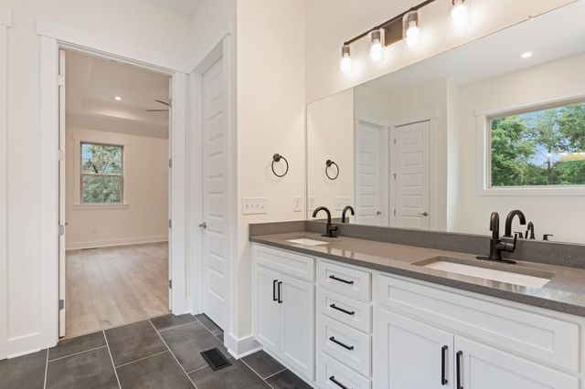 2048 Blackstone Drive, Hendersonville, TN 37075