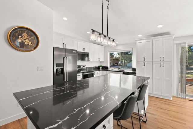 20985 Via Bonita Court, Bend, OR 97702