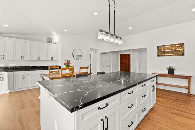 20985 Via Bonita Court, Bend, OR 97702