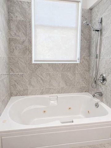 31 SE 5th Street 4118, Miami, FL 33131