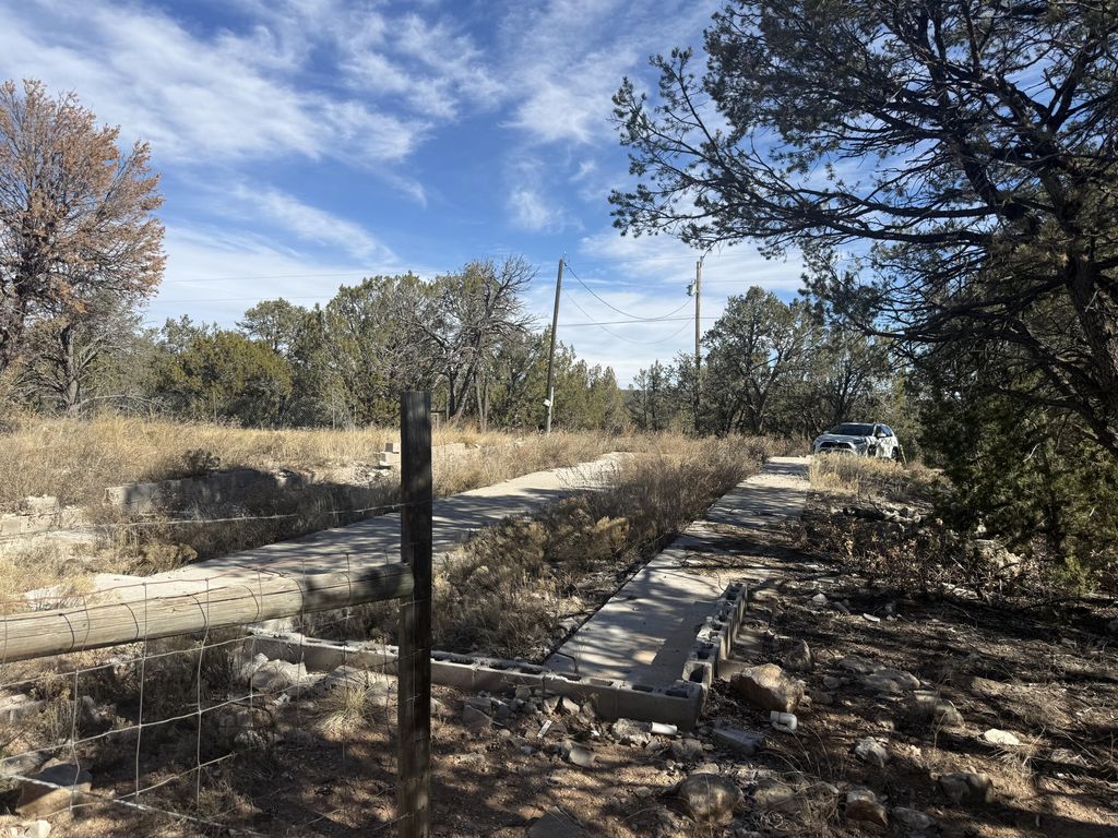 Image 4 of property listing at 2 Jesse James Road, Edgewood, NM 87015