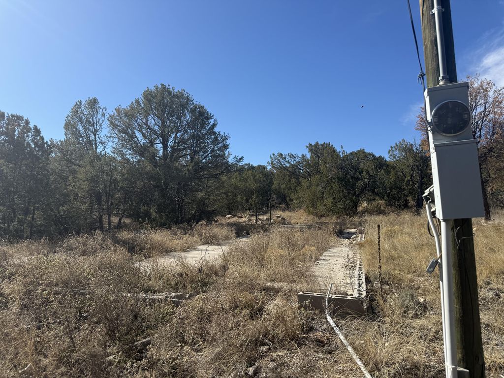 Image 7 of property listing at 2 Jesse James Road, Edgewood, NM 87015