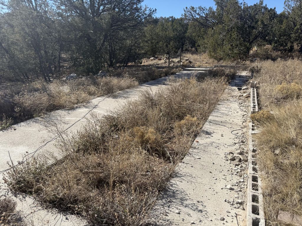 Image 8 of property listing at 2 Jesse James Road, Edgewood, NM 87015