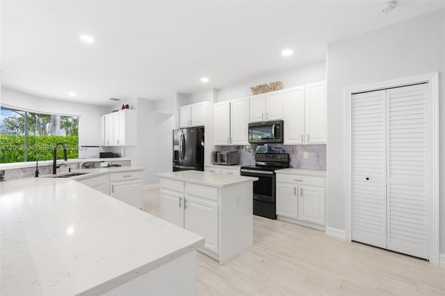 7476 Brunswick Cir, Boynton Beach, FL 33472
