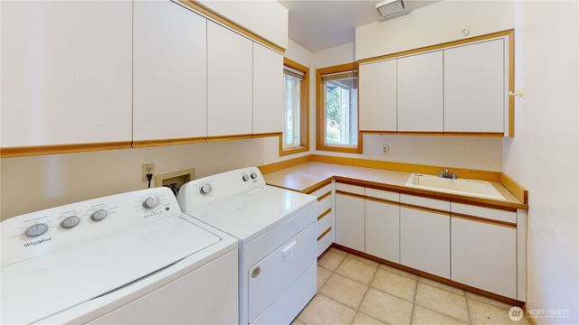 17290 Soundview Road, Mount Vernon, WA 98274