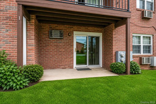 11 Springwood Drive, North Babylon, NY 11703