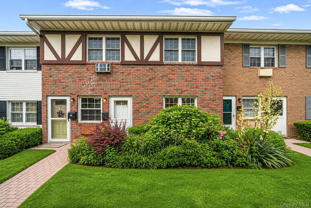 11 Springwood Drive, North Babylon, NY 11703