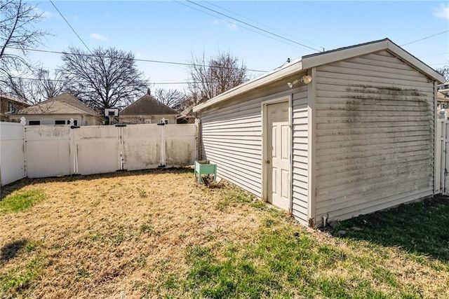 2618 Sacramento Street, St Joseph, MO 64507