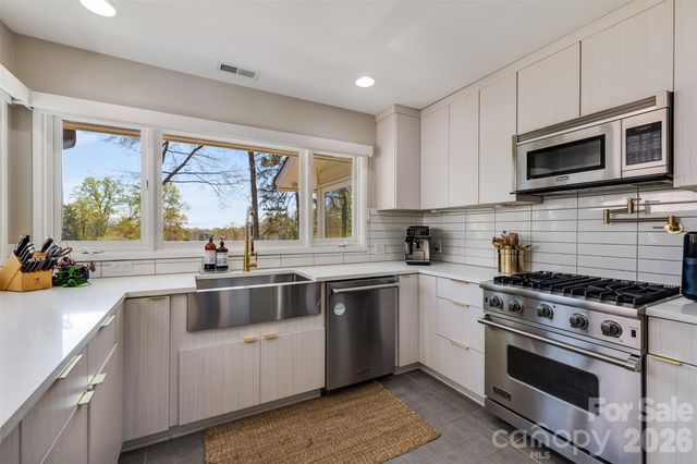 6 Pine Knoll Drive, Lake Wylie, SC 29710