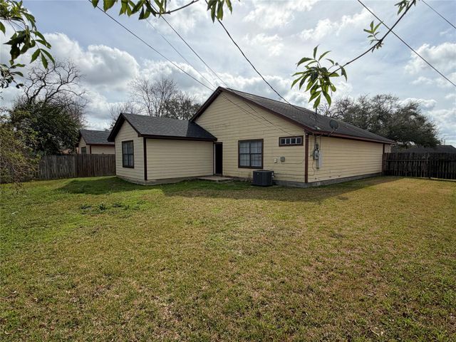 1917 Estate Drive, Deer Park, TX 77536