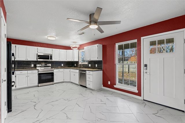 2749 Jessica Place, Fayetteville, AR 72701