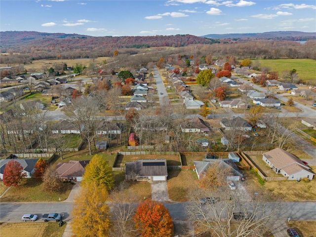 2749 Jessica Place, Fayetteville, AR 72701