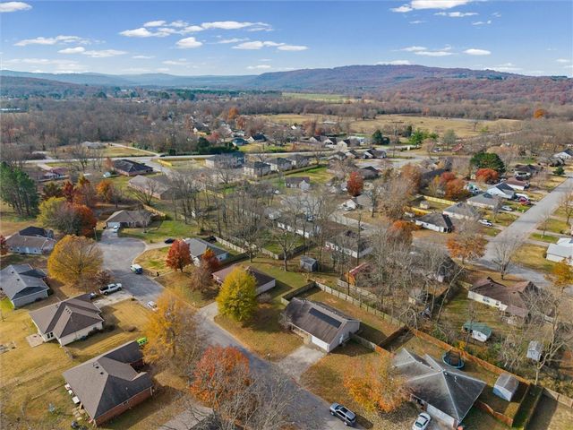 2749 Jessica Place, Fayetteville, AR 72701