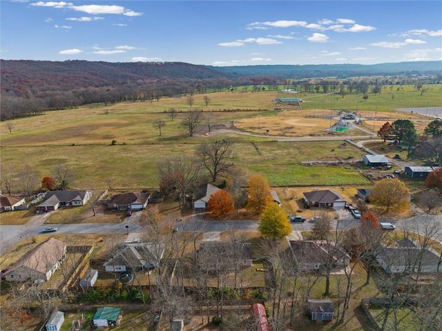 2749 Jessica Place, Fayetteville, AR 72701