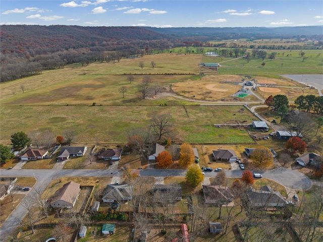 2749 Jessica Place, Fayetteville, AR 72701