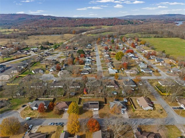 2749 Jessica Place, Fayetteville, AR 72701