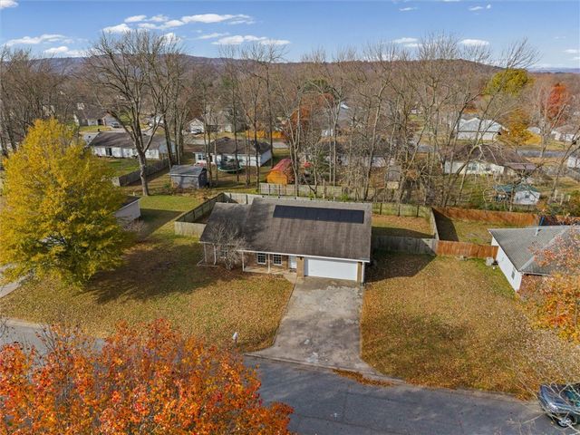 2749 Jessica Place, Fayetteville, AR 72701