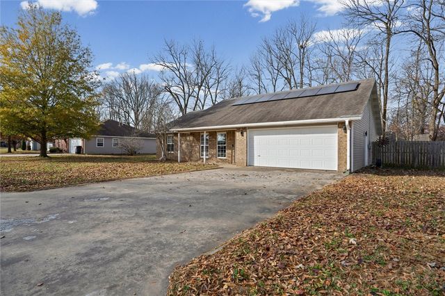 2749 Jessica Place, Fayetteville, AR 72701