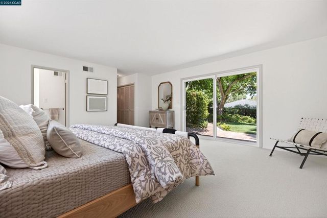 218 Overhill Rd, Orinda, CA 94563