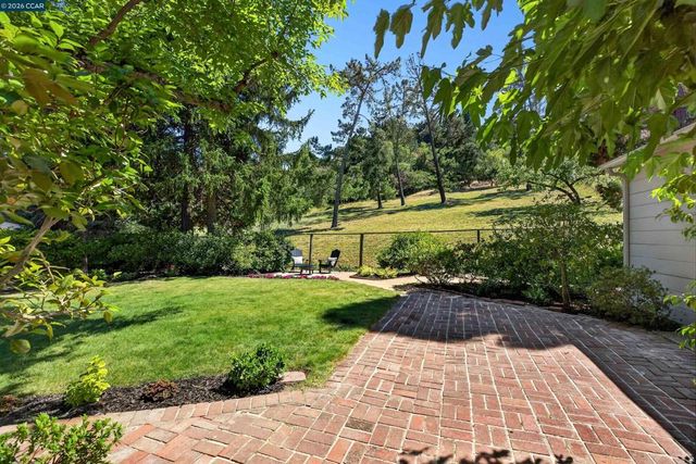 218 Overhill Rd, Orinda, CA 94563