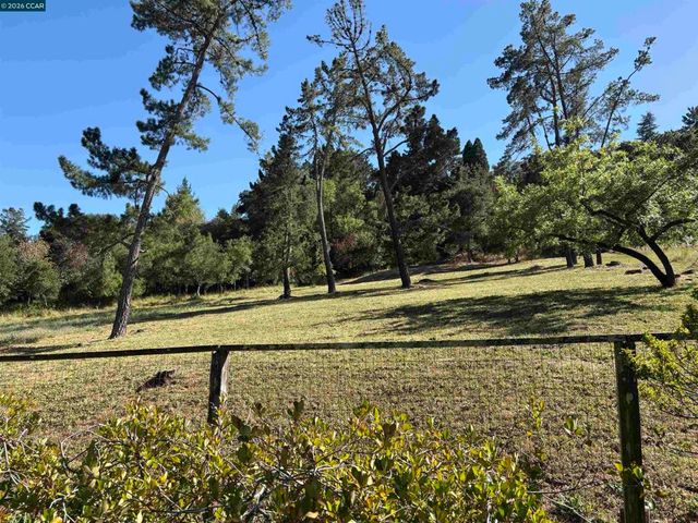 218 Overhill Rd, Orinda, CA 94563