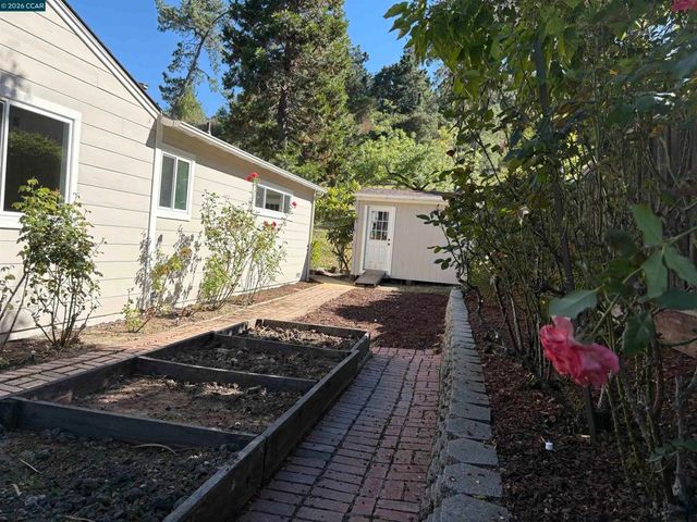 218 Overhill Rd, Orinda, CA 94563