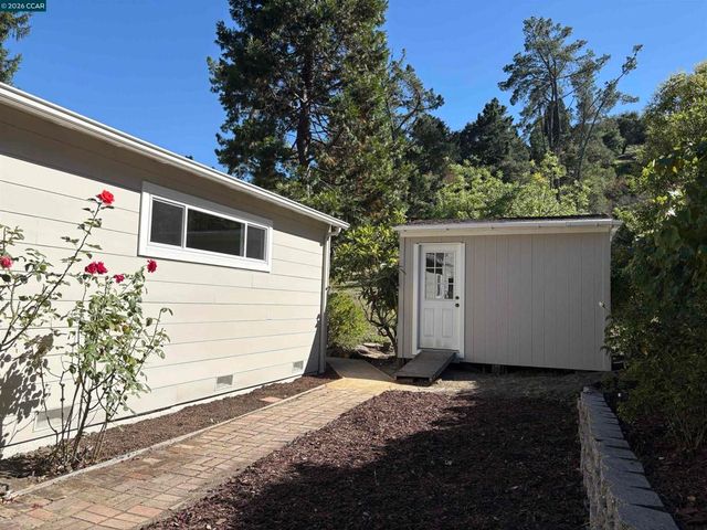 218 Overhill Rd, Orinda, CA 94563