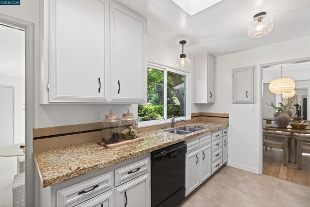 218 Overhill Rd, Orinda, CA 94563