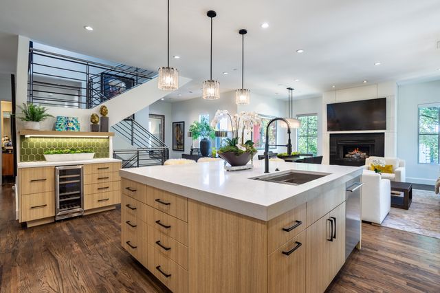 2630 WELBORN Street, Dallas, TX 75219