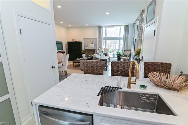 696 Mowbray Arch Apt 320, Norfolk, VA 23507