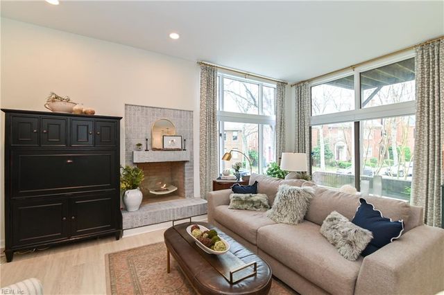 696 Mowbray Arch Apt 320, Norfolk, VA 23507