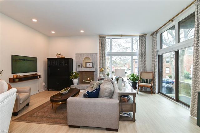 696 Mowbray Arch Apt 320, Norfolk, VA 23507