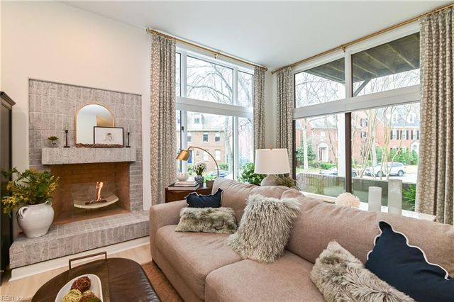 696 Mowbray Arch Apt 320, Norfolk, VA 23507