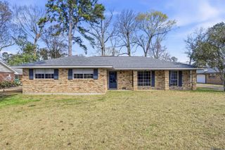 9693 Charlotte Armstrong Dr, St Francisville, LA 70775