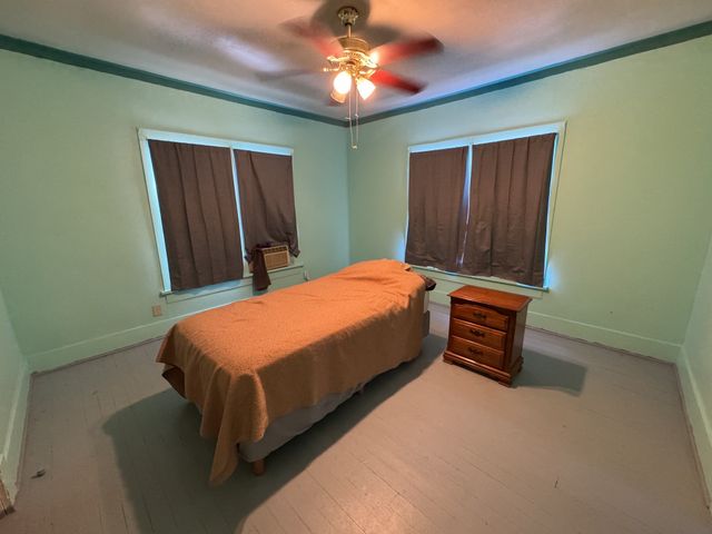 304 W Nevada Street, Seymour, TX 76380