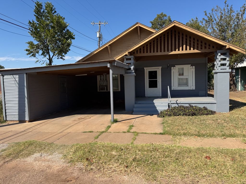 304 W Nevada Street, Seymour, TX 76380