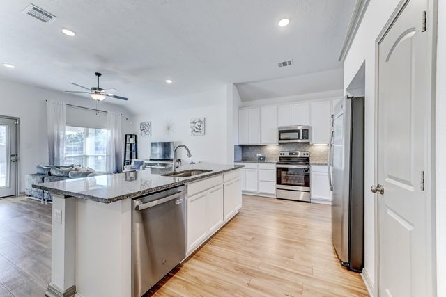 204 Shoreview Drive, Conroe, TX 77303