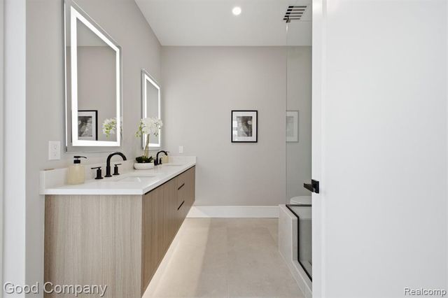 110 Austin Avenue 301, Royal Oak, MI 48067