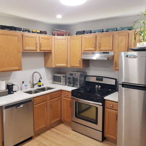2437 W AINSLIE Street 1F, Chicago, IL 60618