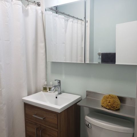 2437 W AINSLIE Street 1F, Chicago, IL 60618