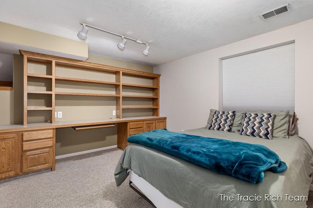 831 Scott Woods Drive NE, Comstock Park, MI 49321