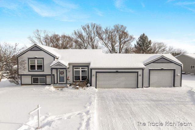831 Scott Woods Drive NE, Comstock Park, MI 49321