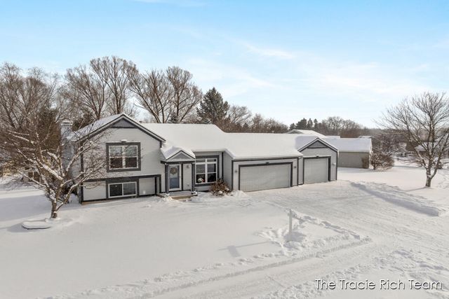 831 Scott Woods Drive NE, Comstock Park, MI 49321