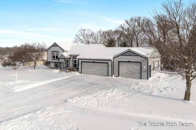 831 Scott Woods Drive NE, Comstock Park, MI 49321