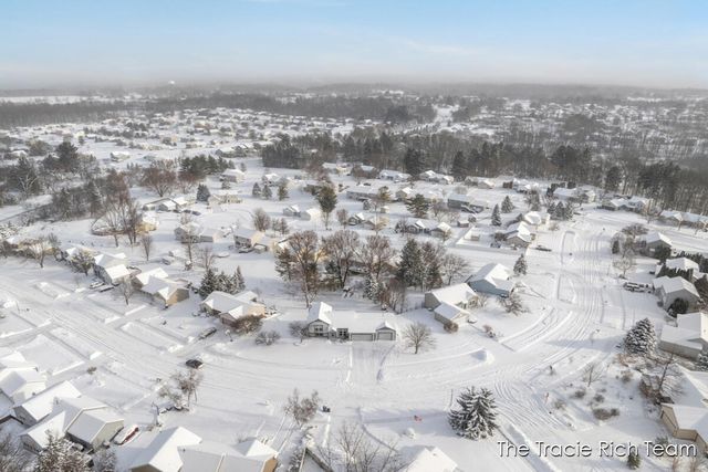 831 Scott Woods Drive NE, Comstock Park, MI 49321