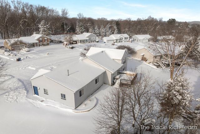 831 Scott Woods Drive NE, Comstock Park, MI 49321